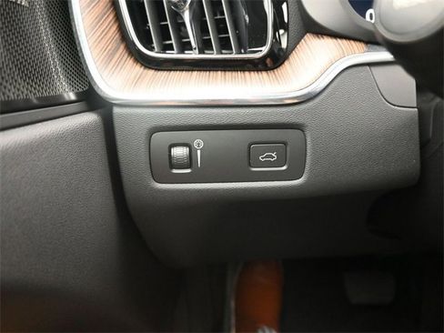 Used 2022 Volvo XC60 B5 Inscription w/ Protection Package Premier image 28