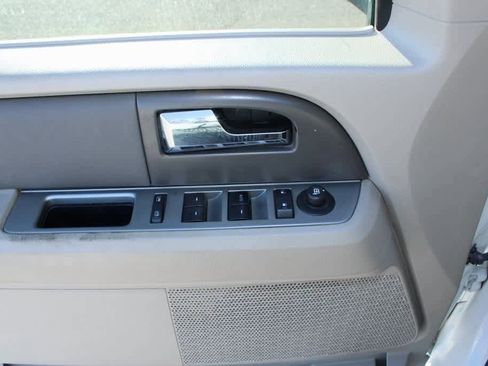 Used 2010 Ford Expedition XLT image 11