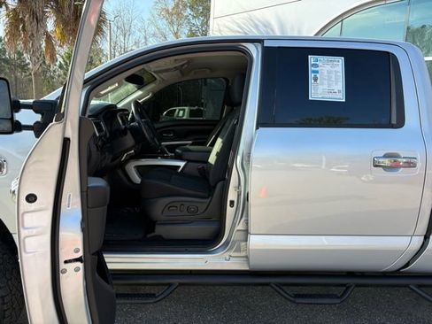 Used 2019 Nissan Titan SV w/ SV Convenience Package image 12