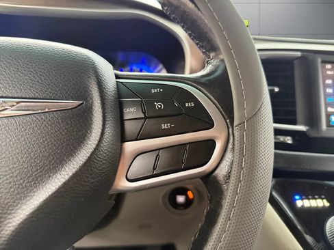Used 2019 Chrysler Pacifica Touring-L FWD image 28