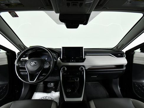 Used 2019 Toyota RAV4 Limited image 18