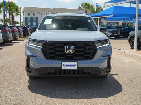 Used 2025 Honda Pilot Sport image 2