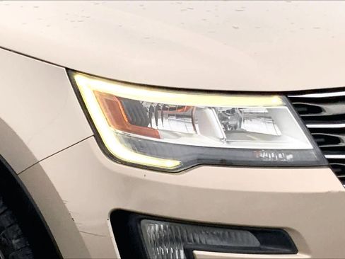 Used 2017 Ford Explorer XLT w/ Equipment Group 202A FWD image 24