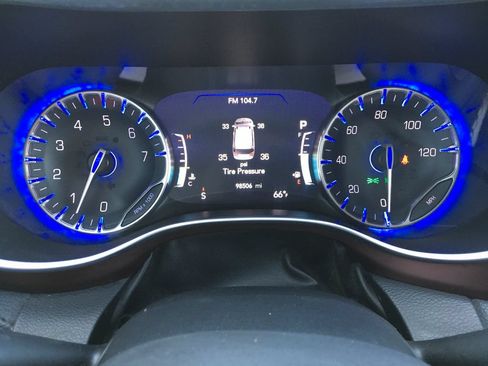 Used 2017 Chrysler Pacifica Limited FWD image 2