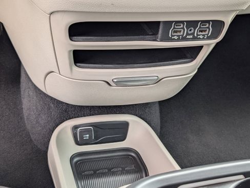 Used 2023 Chrysler Pacifica Touring-L FWD image 17