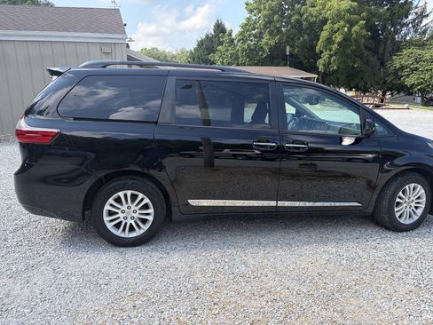 Used 2017 Toyota Sienna XLE Premium FWD image 1