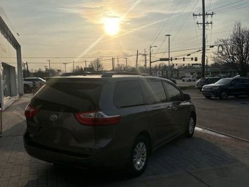 Used 2017 Toyota Sienna XLE image 10
