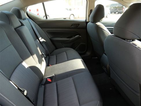 Used 2023 Nissan Altima 2.5 SV image 9