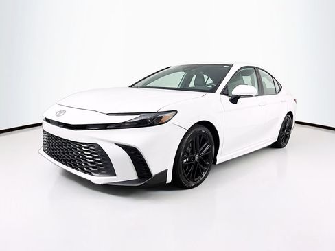 Used 2025 Toyota Camry SE FWD image 3