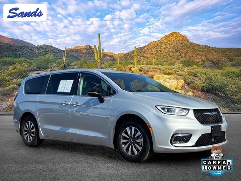 Used 2024 Chrysler Pacifica Limited FWD image 1