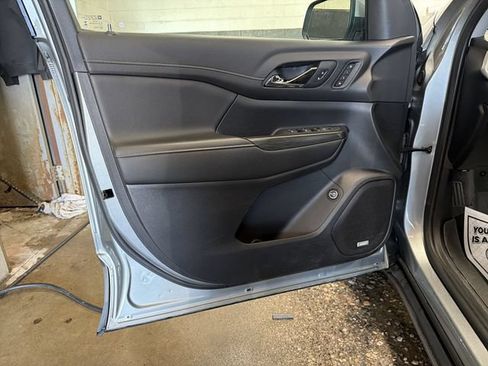 Certified 2023 GMC Acadia SLT w/ Preferred Package FWD image 13