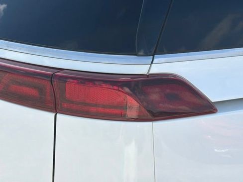 Used 2024 Kia Carnival EX FWD image 18