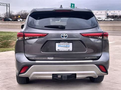 Used 2023 Toyota Highlander Platinum image 6