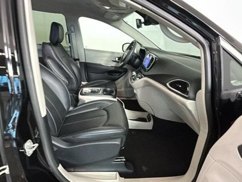 Used 2024 Chrysler Pacifica Touring-L FWD image 30