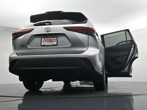 Used 2024 Toyota Highlander LE AWD/4WD image 44