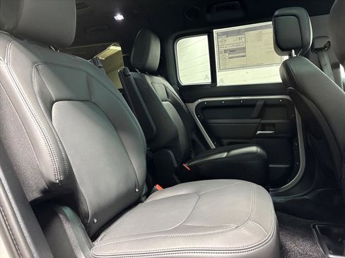 New 2026 Land Rover Defender 130 X-Dynamic SE image 39