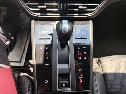 Used 2024 Porsche Macan AWD/4WD image 5