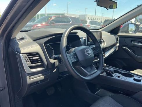 Used 2025 Nissan Rogue SV AWD/4WD image 9