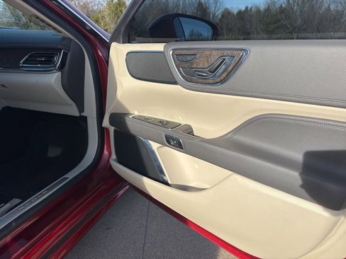 Used 2019 Lincoln Continental Select image 47