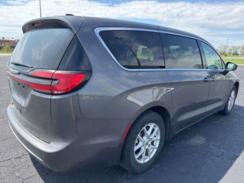 Used 2023 Chrysler Pacifica Touring-L FWD image 4