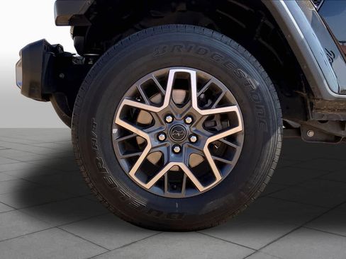 Used 2025 Jeep Wrangler Unlimited Sahara AWD/4WD image 11