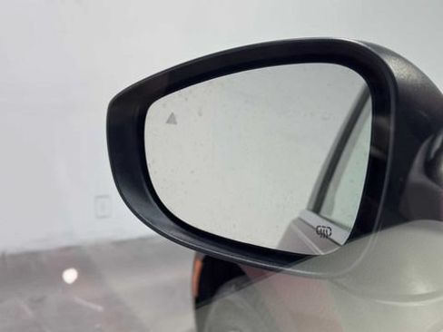 Used 2022 Chrysler Voyager LX FWD image 11