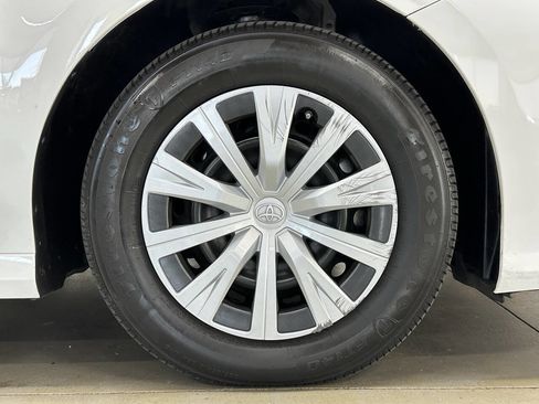 Used 2020 Toyota Camry LE image 32