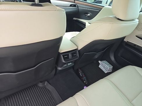 Used 2025 Lexus ES 350 w/ Premium Package FWD image 9