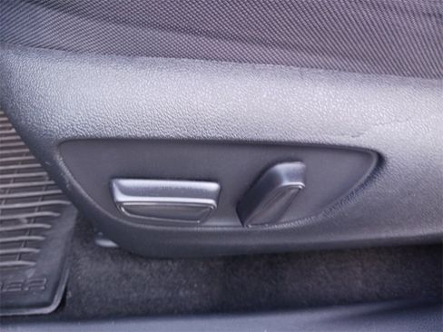 Used 2023 Toyota Highlander L image 31