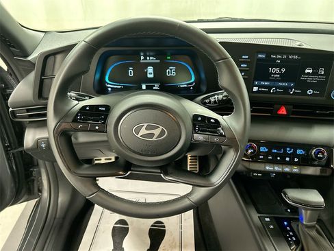 Used 2025 Hyundai Elantra Sport image 4