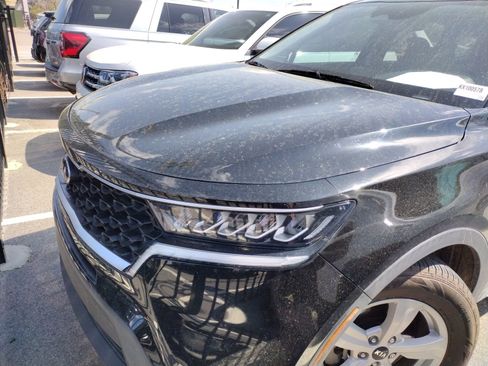 Used 2021 Kia Sorento LX image 4