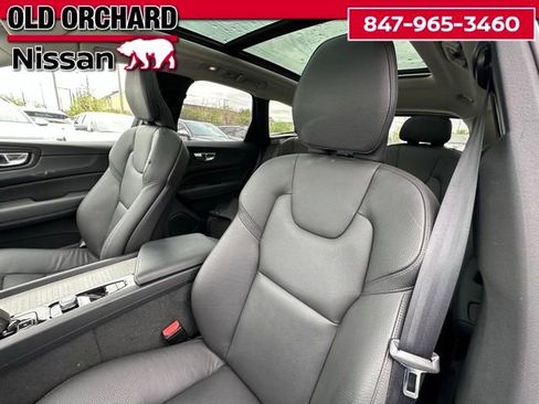 Used 2025 Volvo XC60 B5 Plus AWD/4WD image 9