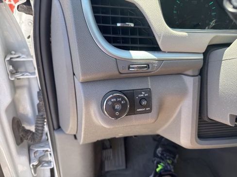 Used 2016 Chevrolet Traverse LT w/ Style and Technology Package FWD image 9