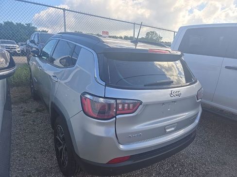Used 2025 Jeep Compass Limited AWD/4WD image 2