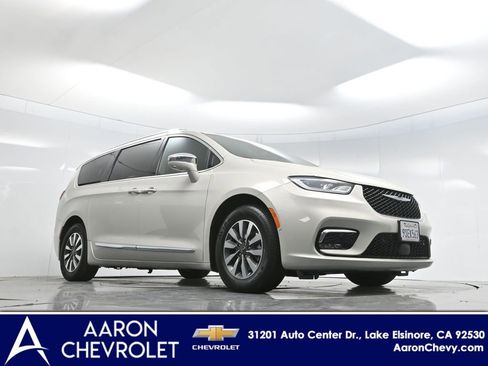 Used 2021 Chrysler Pacifica Limited w/ Premium & Safety Sphere Group image 2