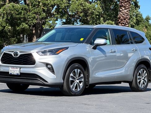 Used 2023 Toyota Highlander XLE AWD/4WD image 7