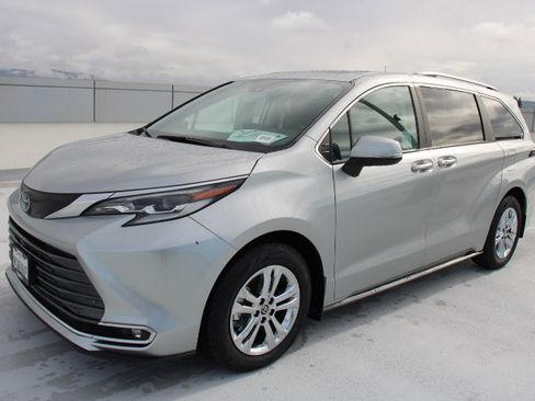 Certified 2023 Toyota Sienna Platinum image 6