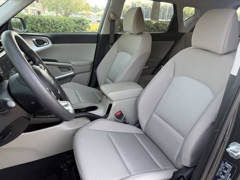 Certified 2023 Kia Soul LX w/ LX Technology Package FWD image 11