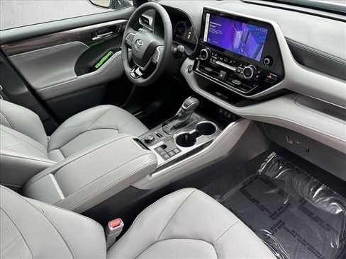 Certified 2025 Toyota Highlander Platinum image 26