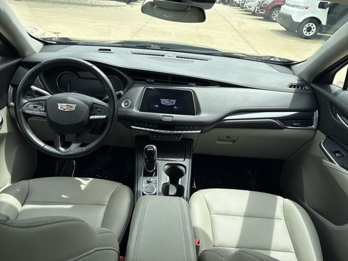 Used 2022 Cadillac XT4 Luxury w/ Cold Weather Package AWD/4WD image 16