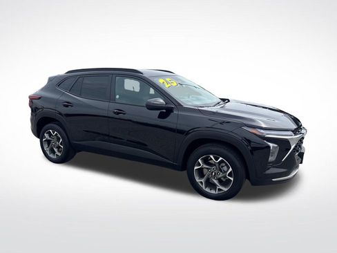 Used 2025 Chevrolet Trax LT w/ LT Convenience Package FWD image 11