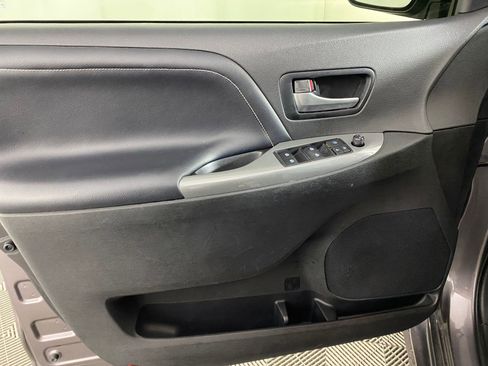 Used 2019 Toyota Sienna SE image 11