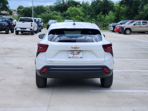 New 2026 Chevrolet Trax LS w/ LS Convenience Package FWD image 8