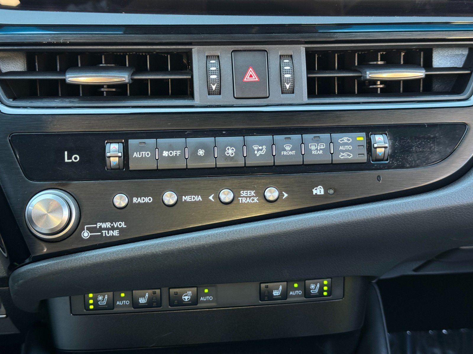 Used 2024 Lexus ES 300h w/ Premium Package FWD image 32