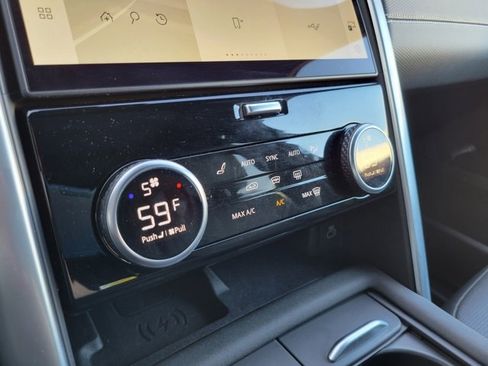 Used 2024 Land Rover Discovery Dynamic SE image 38