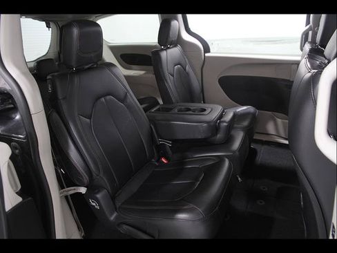 Used 2017 Chrysler Pacifica Touring-L FWD image 20