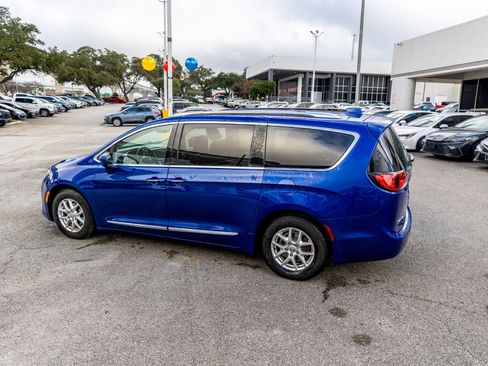 Used 2020 Chrysler Pacifica Touring-L image 10