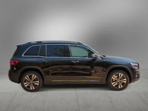 Used 2025 Mercedes-Benz GLB 250 4MATIC image 9