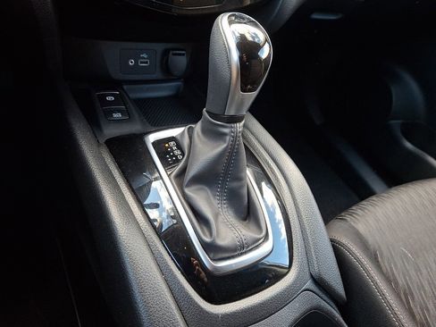 Used 2019 Nissan Rogue SV w/ Premium Package image 14