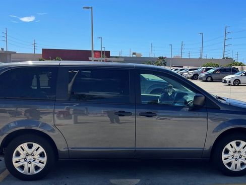 Used 2019 Dodge Grand Caravan SE w/ UConnect Hands-Free Group image 6